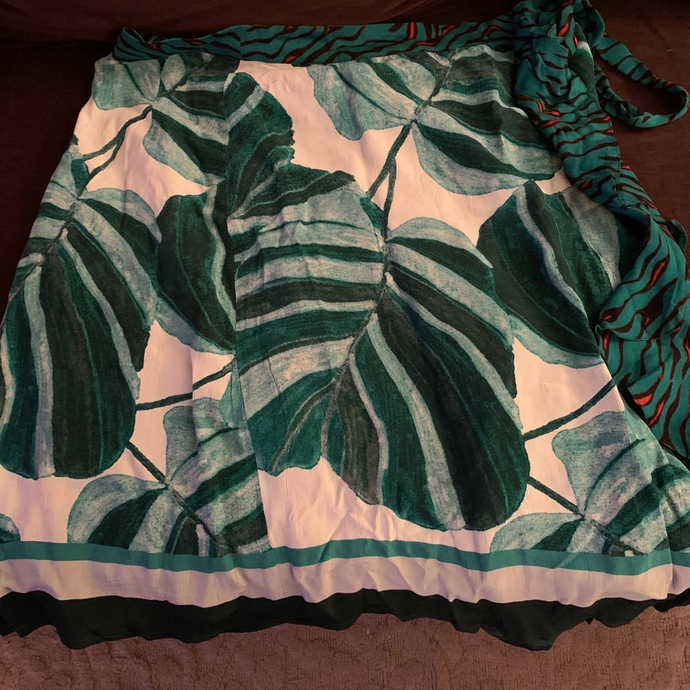 Beautiful Green Leaves wrap around skirt. Size Small.